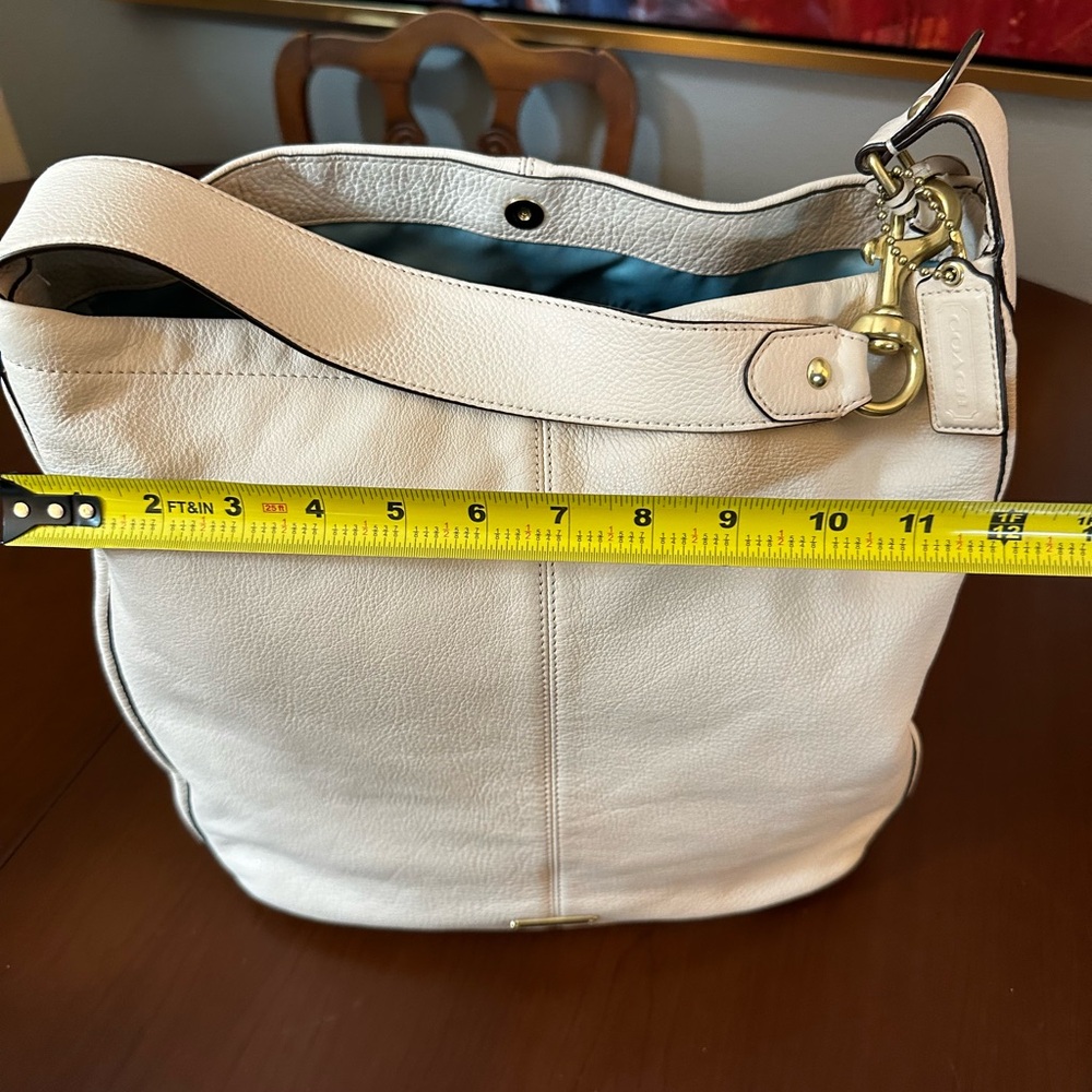 Gorgeous Cream Authentic Coach Leather Bag with Blue Interior - Picture 7 of 13